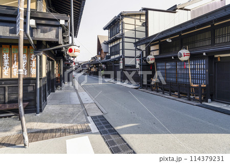 飛騨高山、早朝の「古い町並」 114379231