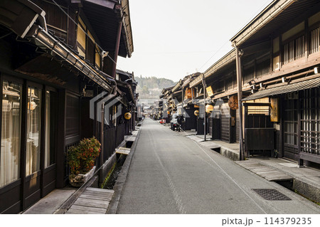 飛騨高山、早朝の「古い町並」 飛騨高山、早朝の「古い町並」 114379235