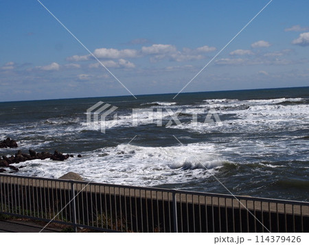 前線通過直後の荒れた日立の海 114379426