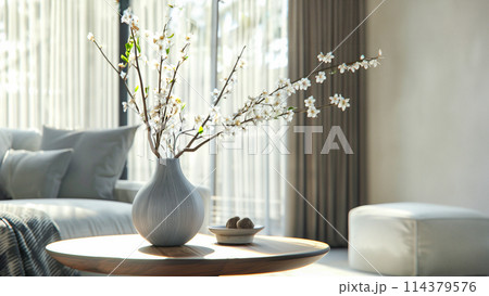 シンプルさの調和、丸い木製のコーヒー テーブルに陶器の花瓶を備えたミニマルなリビングルーム。 114379576