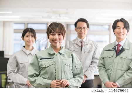 作業着姿の男女4人のエンジニア 作業着姿の男女4人のエンジニア 114379665