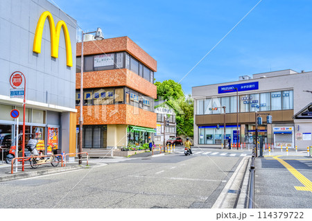 神奈川県横浜市の都市風景　金沢文庫駅 114379722