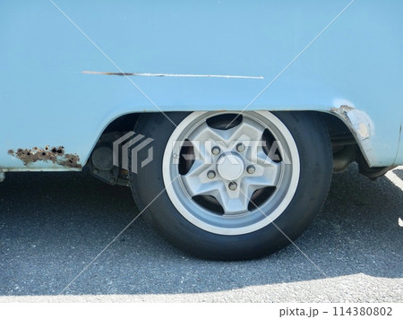 レトロな車を愛でる レトロな車を愛でる 114380802