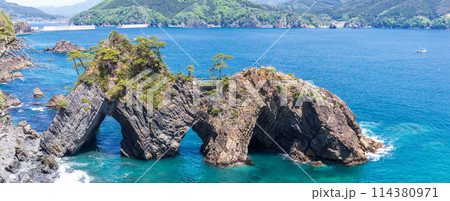「岩手県」青い海と穴通磯の風景 「岩手県」青い海と穴通磯の風景 114380971