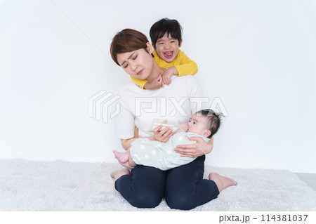 赤ちゃんと育児ストレスのママ 赤ちゃんと育児ストレスのママ 114381037