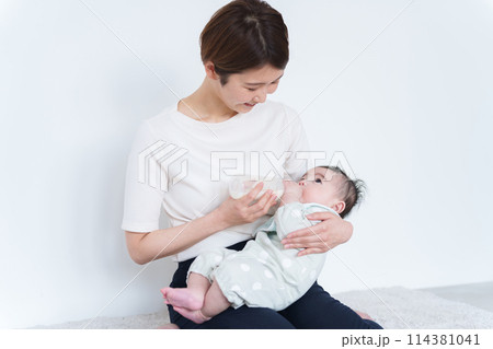 赤ちゃんにミルクをあげるママ 114381041