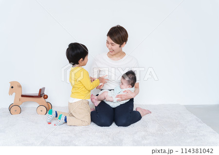 赤ちゃんにミルクをあげるお手伝いをしたいお兄ちゃん 114381042