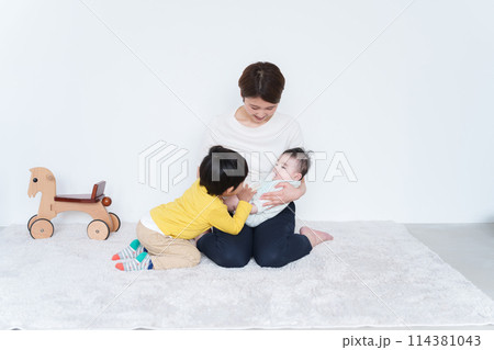 赤ちゃんにミルクをあげるお手伝いをしたいお兄ちゃん 114381043