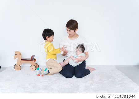 赤ちゃんにミルクをあげるお手伝いをしたいお兄ちゃん 114381044