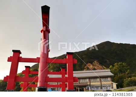 湯殿山本宮の鳥居だけは日を浴びて存在感を誇示している 湯殿山本宮の鳥居だけは日を浴びて存在感を誇示している 114381303