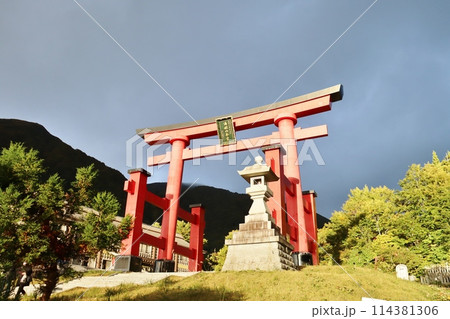 湯殿山本宮の鳥居だけは日を浴びて存在感を誇示している 114381306