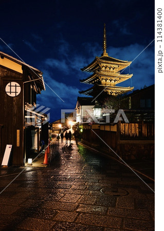 八坂の塔夜の散歩 114381400
