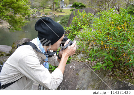 自然風景を撮るカメラマン 114381429