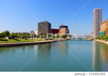 青空下の小倉リバーウォークと紫川 114381503