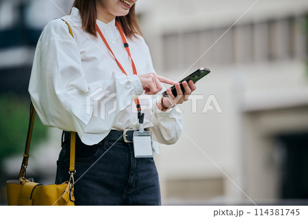 スマホを操作する若い女性 114381745