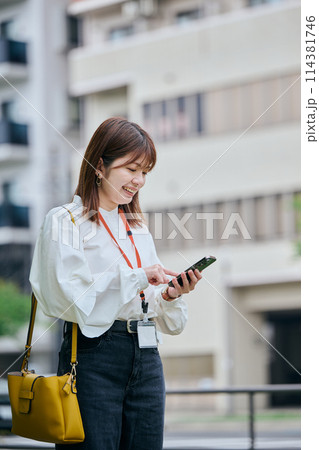 スマホを操作する若い女性 114381746