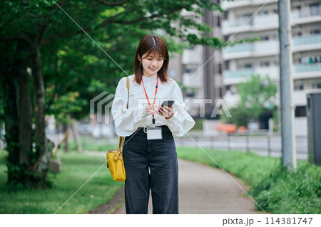 スマホを操作する若い女性 114381747