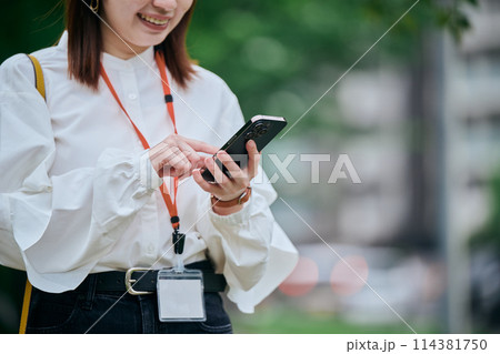 スマホを操作する若い女性 114381750