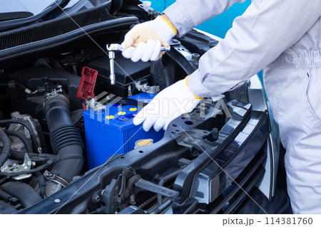 車のバッテリーの点検作業 交換作業 車のバッテリーの点検作業 交換作業 114381760
