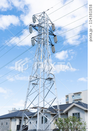 高圧電線鉄塔の下にある住宅(高圧線下地) 高圧電線鉄塔の下にある住宅(高圧線下地) 114381858