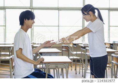 気持ちを伝える女子高生 114381977