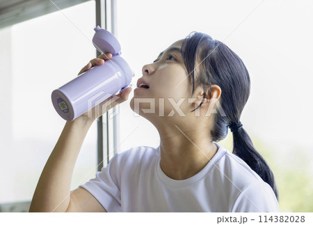 水分補給をする学生 114382028