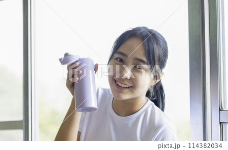 水分補給をする女子学生 114382034