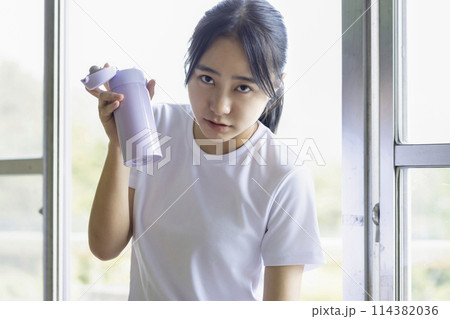 水分補給をする女子学生 水分補給をする女子学生 114382036