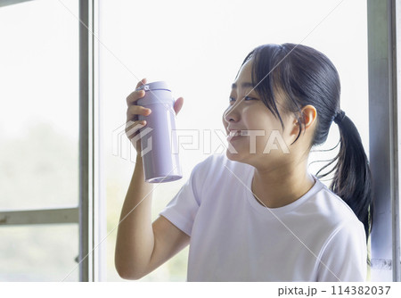 水分補給をする女子学生 114382037