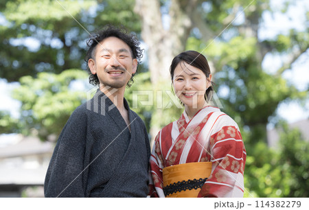 夏の緑の屋外で浴衣でデートをする大人のカップル　全身　カメラ目線の上半身 114382279