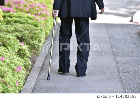 日本の横浜都市景観　高齢化社会。杖の男性…＝横浜市内 114382365