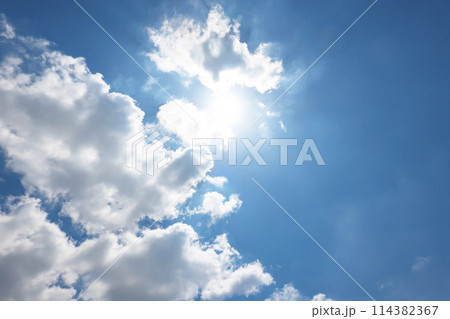 初夏の青空と太陽 114382367