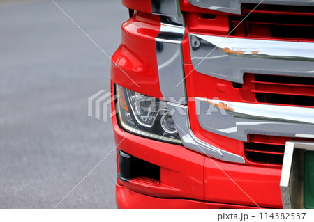 大型トラックのヘッドライト 大型トラックのヘッドライト 114382537