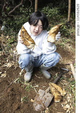 春のたけのこ掘りを楽しむ子ども 春のたけのこ掘りを楽しむ子ども 114382620