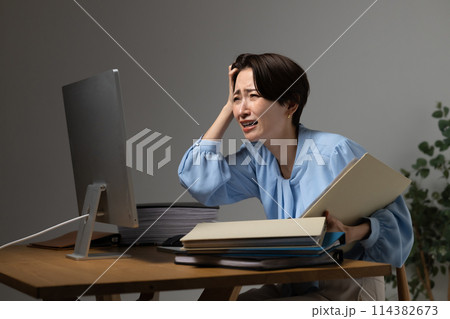 パソコン作業に疲れる女性 114382673