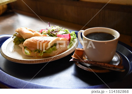 落ち着くカフェでのモーニング 落ち着くカフェでのモーニング 114382868