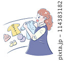 子どもの服について考える妊婦 114383182