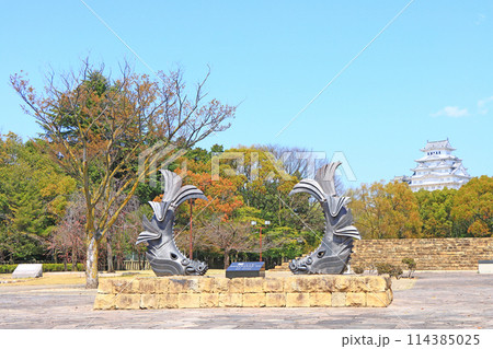 兵庫県姫路市、城見台公園から見た国宝姫路城と鯱の風景 兵庫県姫路市、城見台公園から見た国宝姫路城と鯱の風景 114385025