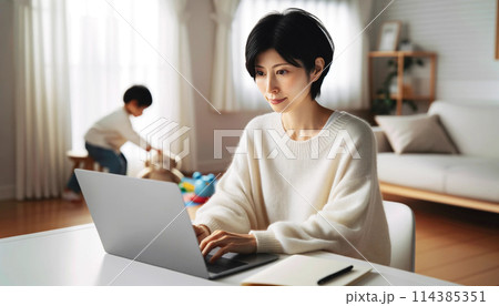 リモートワーク:育児をしながら働く30代女性(冬) リモートワーク:育児をしながら働く30代女性(冬) 114385351