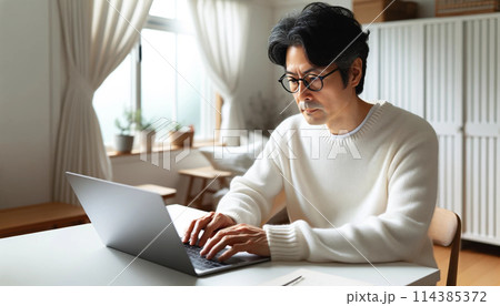 リモートワーク:集中力を発揮するホームオフィス(メガネをかけた50代男性) 114385372
