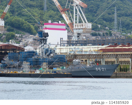 造船所で修理中の海上自衛隊 練習艦 114385920