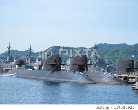 基地に停泊中の海上自衛隊潜水艦 114385928