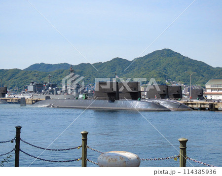 基地に停泊中の海上自衛隊潜水艦 基地に停泊中の海上自衛隊潜水艦 114385936
