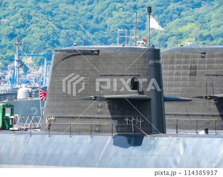 基地に停泊中の海上自衛隊潜水艦のブリッジ 基地に停泊中の海上自衛隊潜水艦のブリッジ 114385937