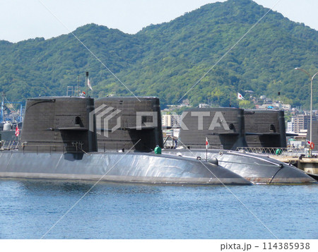 基地に停泊中の海上自衛隊潜水艦 基地に停泊中の海上自衛隊潜水艦 114385938