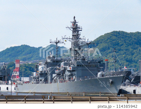 基地に停泊する海上自衛隊の護衛艦 基地に停泊する海上自衛隊の護衛艦 114385942