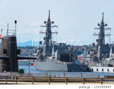 基地に停泊する海上自衛隊の護衛艦 基地に停泊する海上自衛隊の護衛艦 114385943