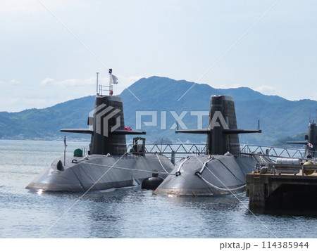 基地に停泊中の海上自衛隊潜水艦 114385944
