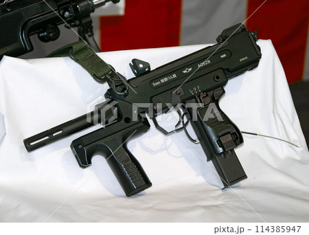 展示される航空自衛隊のサブマシンガン 114385947