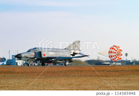 ドラッグシュートを広げて着陸する航空自衛隊のF-4EJ改戦闘機 114385948